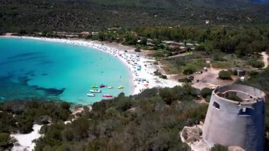  Sardegna (Sardinya) İtalya. Costa Rei 'nin en güzel sahili. Turkuaz deniz ve beyaz kumlu plajlı güzel Cala Pira. Eski kuleyle hava aracı görüntüsü