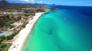 Sardegna (Sardinya) İtalya. Costa Rei 'nin en güzel sahili. Beyaz kumlu, uzun plajlı Cala Sinzias ve turkuaz deniz, Hava Aracı 4k HD video