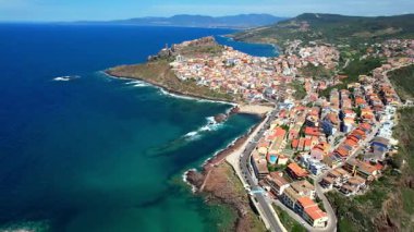 Sardegna, İtalya. Sassari 'nin kuzeyindeki Castelsardo adlı güzel bir ortaçağ kıyı kasabası. Hava aracı 4k hd video