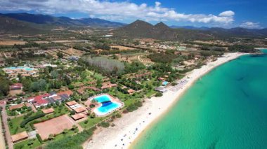 Sardegna (Sardinya) İtalya. Costa Rei 'nin en güzel sahili. Beyaz kumlu, uzun plajlı Cala Sinzias ve turkuaz deniz, Hava Aracı 4k HD video
