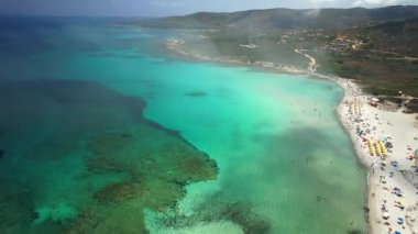Sardegnia adası doğa manzarası ve en iyi plajlar. Yukarıdan Isuledda Sahili 'nin 4K hava aracı videosu. İtalya yaz tatili