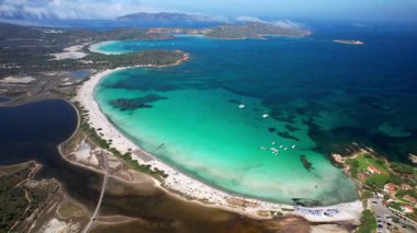 Sardegnia adası doğa manzarası ve en iyi plajlar. Güzel Brandinchi ve Lu Imostu plajlarının 4k hava aracı videosu. San Teodoro 'da. İtalya yaz tatili