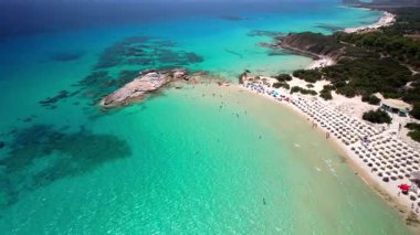 İtalya. Sardegna (Sardinya) adasının en güzel manzaralı plajları. Costa Rei, beyaz kumlu plajları ve turkuaz kristal deniziyle ünlüdür. Scoglio di Peppino plajının havadan görünüşü (Punta di Santa Giusta)