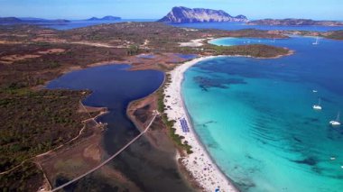 Sardegna, İtalya. Muhteşem ada ve sahil Tavolara 'nın insansız hava aracı videosu. Sardunya Adası İtalya yaz tatili 