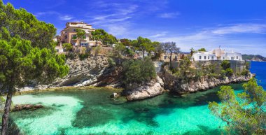 Mallorca Balearic Adası 'nın en güzel manzaralı plajları. Peguera yakınlarındaki büyüleyici Calo de ses Lilises. Muhteşem turkuaz kristal deniz. İspanya Yaz Tatili