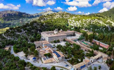Mallorca (Mayorka) adası, İspanya Tapınağı ve Lluc Manastırı 'nın simgeleri. havadan panoramik görünüm