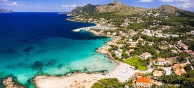 İspanya 'nın Mallorca (Mayorka) Balear adası. En iyi manzaralı plajlar, kuzey bölgesindeki Sant Pere. Beyaz kumlu sahil ve turkuaz deniz manzaralı hava aracı..