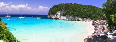 Yunanistan. Antipaxos Adası. Muhteşem beyaz plajları ve turkuaz kristal denizi olan küçük, güzel bir iyon adası. Göz kamaştırıcı Vrika beac manzarası