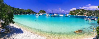 Lakka 'daki güzel turkuaz koy. Paxos. Yunanistan 'ın İyon adaları. Yunanistan 'ın yaz mevsimi, cennet plajları, seyahat konsepti