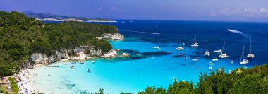 Yunanistan. Antipaxos Adası. Muhteşem beyaz plajları ve tiroz denizi olan küçük, güzel bir iyon adası. Göz kamaştırıcı Voutoumi beac manzarası