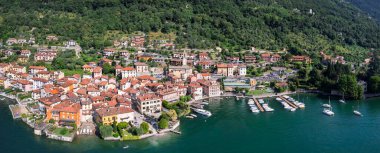 Manzaralı ve ünlü İtalyan gölü Lago di Como. En güzel yerler. Güzel köy Sala Comacina 'nın hava panoramik manzarası. İtalya, Lombardiya