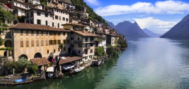 İsviçre 'nin en güzel geleneksel köyleri. Lugano Gölü' nde renkli evleri olan manzaralı Gandria, Ticino kantonu. İtalya sınırında. Hava aracı panoramik görünümü