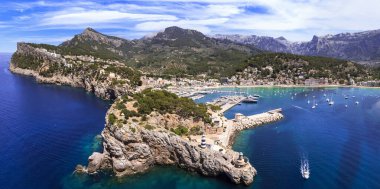 Mallorca Adası (Mayorka) Port de Soller deniz ve deniz fenerinin 4k hava aracı görüntüsü. İspanya, Balear Adaları