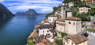 İsviçre 'nin en güzel geleneksel köyleri. Lugano Gölü' nde renkli evleri olan manzaralı Gandria. Ticino Bölgesi. İtalya sınırında. Hava aracı 4k hd vide