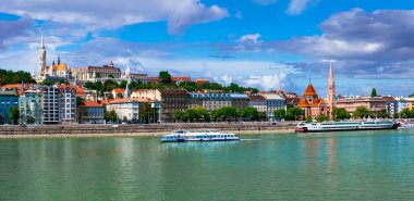 Macaristan 'ın güzel başkenti Budapeşte. Şehir merkezi, Tuna Nehri 'nin karşısındaki kale. Şehir manzarası, şehir manzarası.