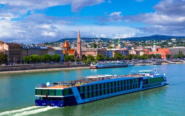Macaristan 'ın güzel başkenti Budapeşte. Şehir merkezi ve feribot tekneli Tuna Nehri manzarası. Şehir manzarası, şehir manzarası.