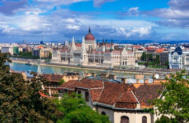 Budapeşte 'nin başkenti Macaristan. Tuna nehri ve tarihi merkez üzerindeki Parlament (Macar parlamentosu) ikonik manzarası. Ünlü Avrupa seyahatleri
