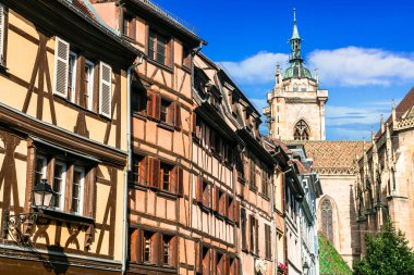 Fransa, Alsace bölgesi ve en manzaralı köyler. Renkli geleneksel kasaba Colmar, tipik yarı keresteli evler. Popüler turizm merkezi, şarap yolu durağı