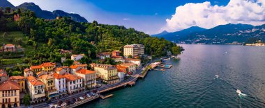 Lago di Como - İtalya 'nın kuzeyindeki ünlü göl, Lombardiya bölgesi. Panoramik dron manzaralı Tremezzina köyü manzaralı. İtalyan romantik seyahat merkezleri