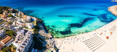 Cala Mesquida, Mallorca, Akdeniz, Balear Adaları 'nın güzel kumlu plajlarının panoramik hava aracı görüntüsü