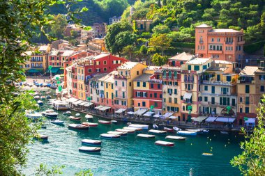 İtalya seyahatleri ve simgeler. Portofino-Lüks tatil köyü ve Liguria 'nın güzel renkli köyü. Renkli evler ve yelkenli teknelerle panoramik manzara.