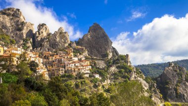 İtalya 'nın güney bölgesinde kayalık dağlarla çevrili renkli geleneksel Castelmezzano köyü.