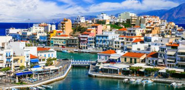 Yunanistan. Seyahat. Girit adasının en manzaralı yerlerinden biri. Güzel renkli şehir Agios Nikolaos. Popüler turizm merkezi ve varış yeri