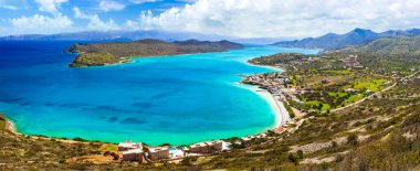 Yunanistan. Mükemmel bir tatil yeri. Girit. Plaka sahilinden Spinalonga adası manzarası. Manzara ve güzel sahil manzarası.