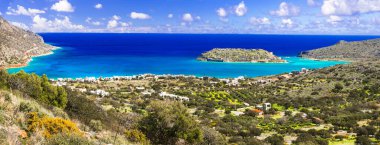 Yunanistan. Mükemmel bir tatil yeri. Girit. Spinalonga adası ve Plaka köyü manzarası. Manzara ve güzel sahil manzarası.