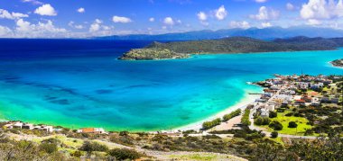 Yunanistan. Mükemmel bir tatil yeri. Girit. Plaka sahilinden Spinalonga adası manzarası. Manzara ve güzel sahil manzarası.