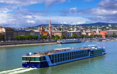 Macaristan 'ın güzel başkenti Budapeşte. Şehir merkezi ve feribot tekneli Tuna Nehri manzarası. Şehir manzarası, şehir manzarası.