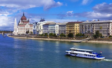 Budapeşte 'nin başkenti Macaristan. Tuna Nehri üzerinde feribot ile Parlament (Macar parlamentosu) manzarası. Ünlü Avrupa seyahatleri