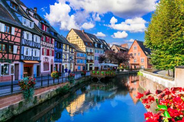 Fransa, Alsace bölgesi. Renkli geleneksel şehir Colmar manzaralı romantik kanallar, popüler turistik eğlence, şarap yolu mekanı