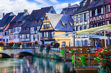 Fransa, Alsace bölgesi ve en manzaralı köyler... Renkli geleneksel şehir Colmar manzaralı romantik kanallar, popüler turistik eğlence, şarap yolu mekanı