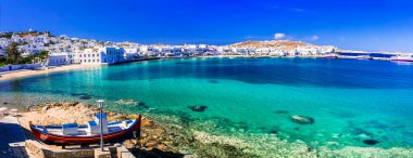 Mykonos Adası. Yunanistan yaz tatili. Şehir merkezinde turkuaz deniz ve plajlı eski liman manzarası. Kiklad