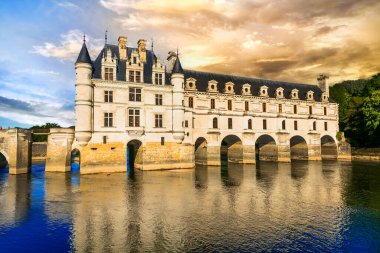 Fransa, Loire Vadisi kaleleri. Gün batımında zarif Chenonceau şatosu. En güzel ve romantik Fransız kaleleri.