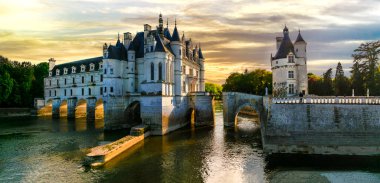 Fransa, Loire Vadisi kaleleri. Gün batımında zarif Chenonceau şatosu. En güzel ve romantik Fransız kaleleri.