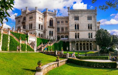 İtalya 'nın güzel romantik kaleleri - Trieste' deki zarif Miramare. Friuli Venezia Giulia