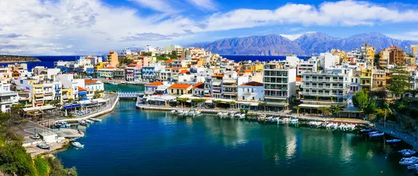  Yunanistan. Seyahat. Girit adasının en manzaralı yerlerinden biri. Güzel renkli şehir Agios Nikolaos. Popüler turizm merkezi ve varış yeri