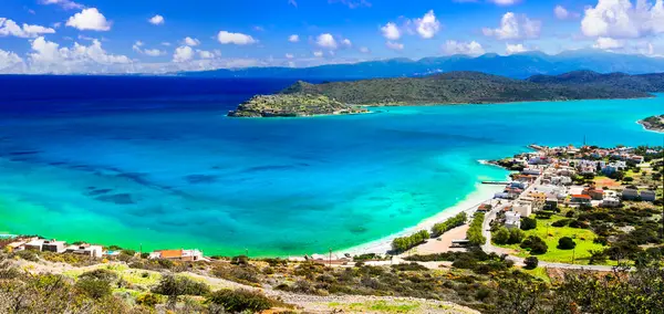 Yunanistan. Mükemmel bir tatil yeri. Girit. Plaka sahilinden Spinalonga adası manzarası. Manzara ve güzel sahil manzarası.