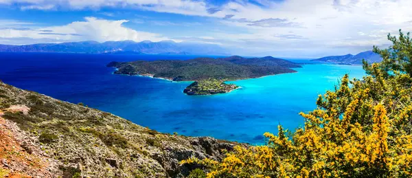 Yunanistan. Mükemmel bir tatil yeri. Girit. Plaka sahilinden Spinalonga adası manzarası. Manzara ve güzel sahil manzarası.