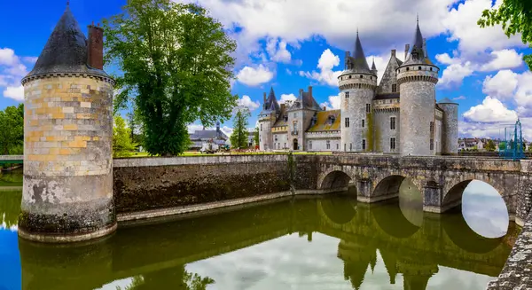 Sully-sur-Loire - Loire Vadisi 'nin muhteşem kalesi, Fransa seyahatleri ve tarihi miras yerleri. Ortaçağ kalesi Sully Sur Loire, Loiret, Fransa