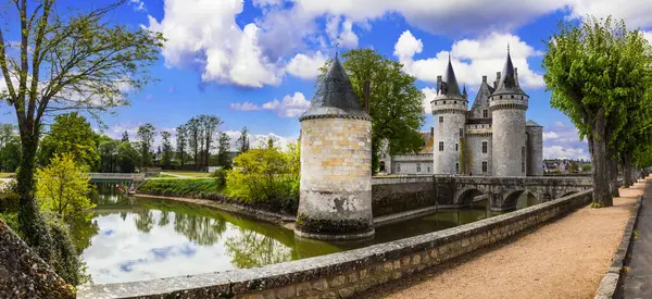 Sully-sur-Loire - Loire Vadisi 'nin muhteşem kalesi, Fransa seyahatleri ve tarihi miras yerleri. Ortaçağ kalesi Sully Sur Loire, Loiret.