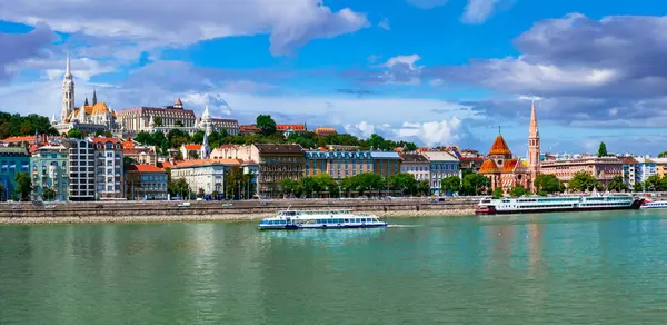 Macaristan 'ın güzel başkenti Budapeşte. Şehir merkezi, Tuna Nehri 'nin karşısındaki kale. Şehir manzarası, şehir manzarası.
