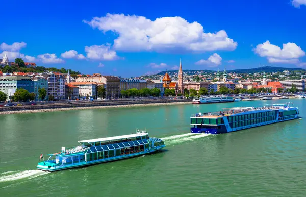 Macaristan 'ın güzel başkenti Budapeşte. Şehir merkezi ve feribot tekneli Tuna Nehri manzarası. Şehir manzarası, şehir manzarası.