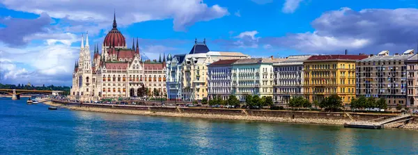 Budapeşte 'nin başkenti Macaristan. Tuna Nehri üzerindeki Parlament (Macar parlamentosu) ikonik manzarası. Ünlü Avrupa seyahatleri