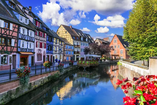 Fransa, Alsace bölgesi. Renkli geleneksel şehir Colmar manzaralı romantik kanallar, popüler turistik eğlence, şarap yolu mekanı
