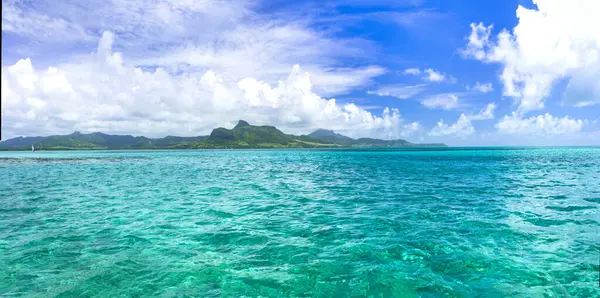 Mükemmel tropik berrak deniz ve mavi gökyüzü. Tropik cennet adaları. Mauritius 'taki Lions Vadisi dağlarının arka planına sahip.