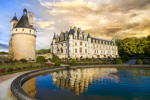 Fransa, Loire Vadisi kaleleri. Gün batımında zarif Chenonceau şatosu. En güzel ve romantik Fransız kaleleri.