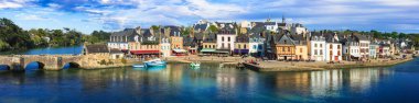 Fransa seyahati, Brittany en güzel Fransız mekanları ve geleneksel balıkçı köyleri. Auray 'daki Saint-Goustan limanı.